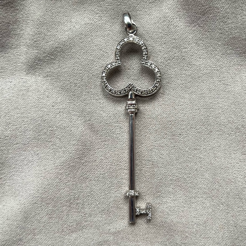 925 Sterling Silver and diamond key charm pendant - Picture 6 of 10